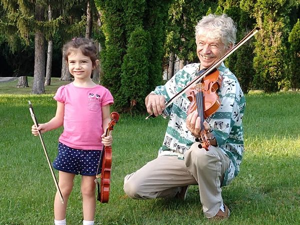 Zebie teaching a young girl violin, Ann Arbor children's music lessons